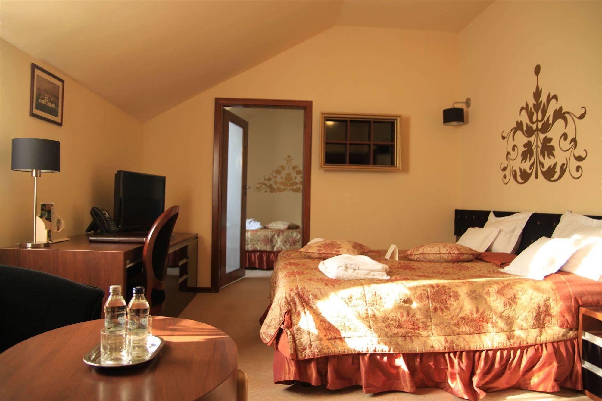 Dwor Kombornia Hotel&Spa Exterior photo