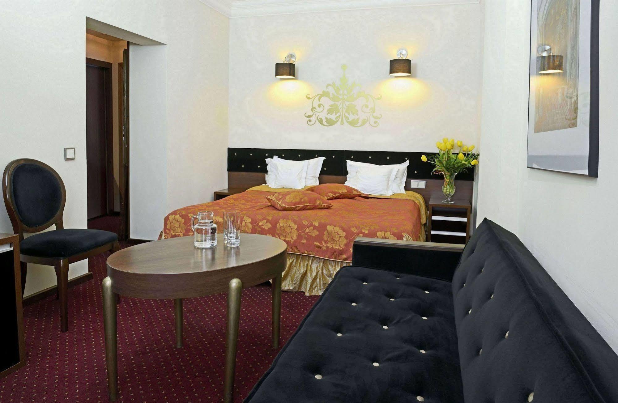 Dwor Kombornia Hotel&Spa Exterior photo